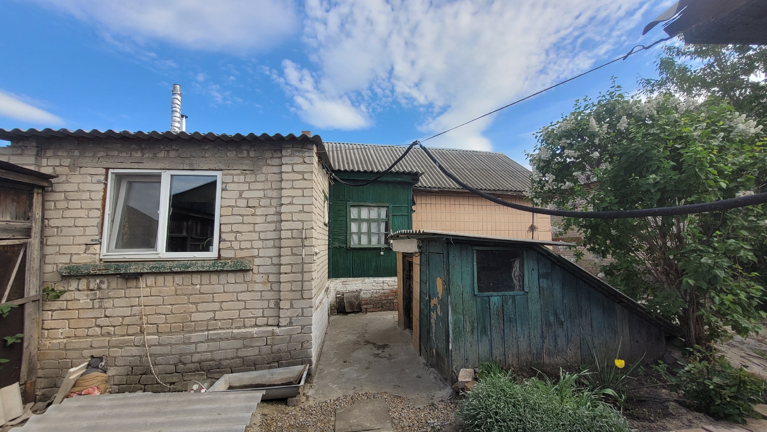 Продам дом в Большой Вергунке. 🏡 55 м², 3 комнаты, участок 6 соток ✅ Новая крыша (2022 г.) ✅ Пластиковые окна, новые батареи ✅ Полностью заменена электропроводка ✅ Комнаты утеплены гипсокартоном ✅ Скважина, две сливные ямы ✅ Большая веранда, хозпостройки, погреб, заезд для авто ✅ Частично остается мебель 🏫 Ин...