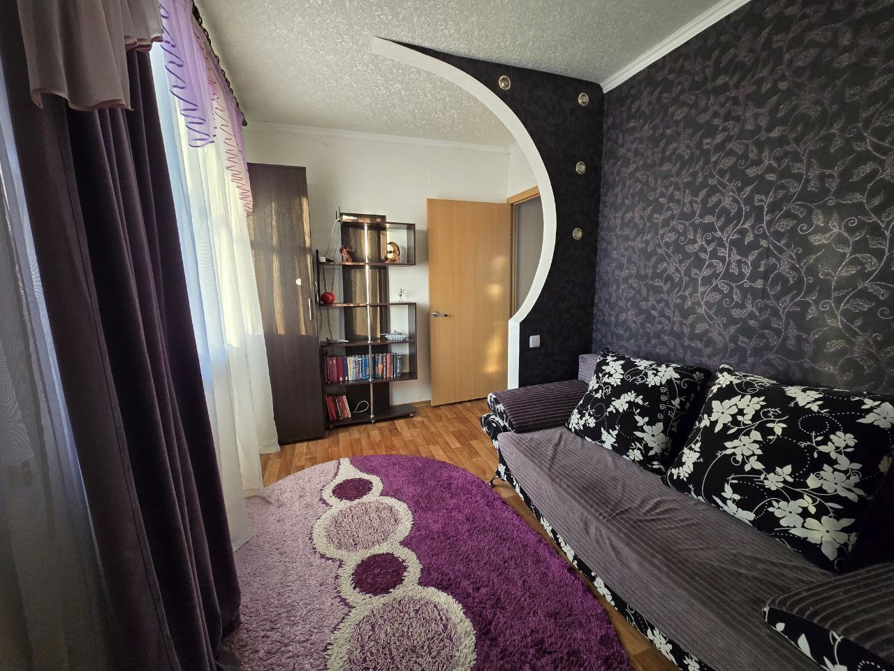 🏡 Продам 3-комнатную квартиру с автономным отоплением на кв. 50 лет Октября Ищете тёплую и уютную квартиру с готовым ремонтом? Отличный вариант для комфортной жизни! 📍 Кв. 50 лет Октября, 5 этаж из 5 📐 Общая площадь — 53 м² 🔥 Автономное отопление 🪟 Окна и балкон — металлопластиковые, балкон застеклён 🛋 Космет...