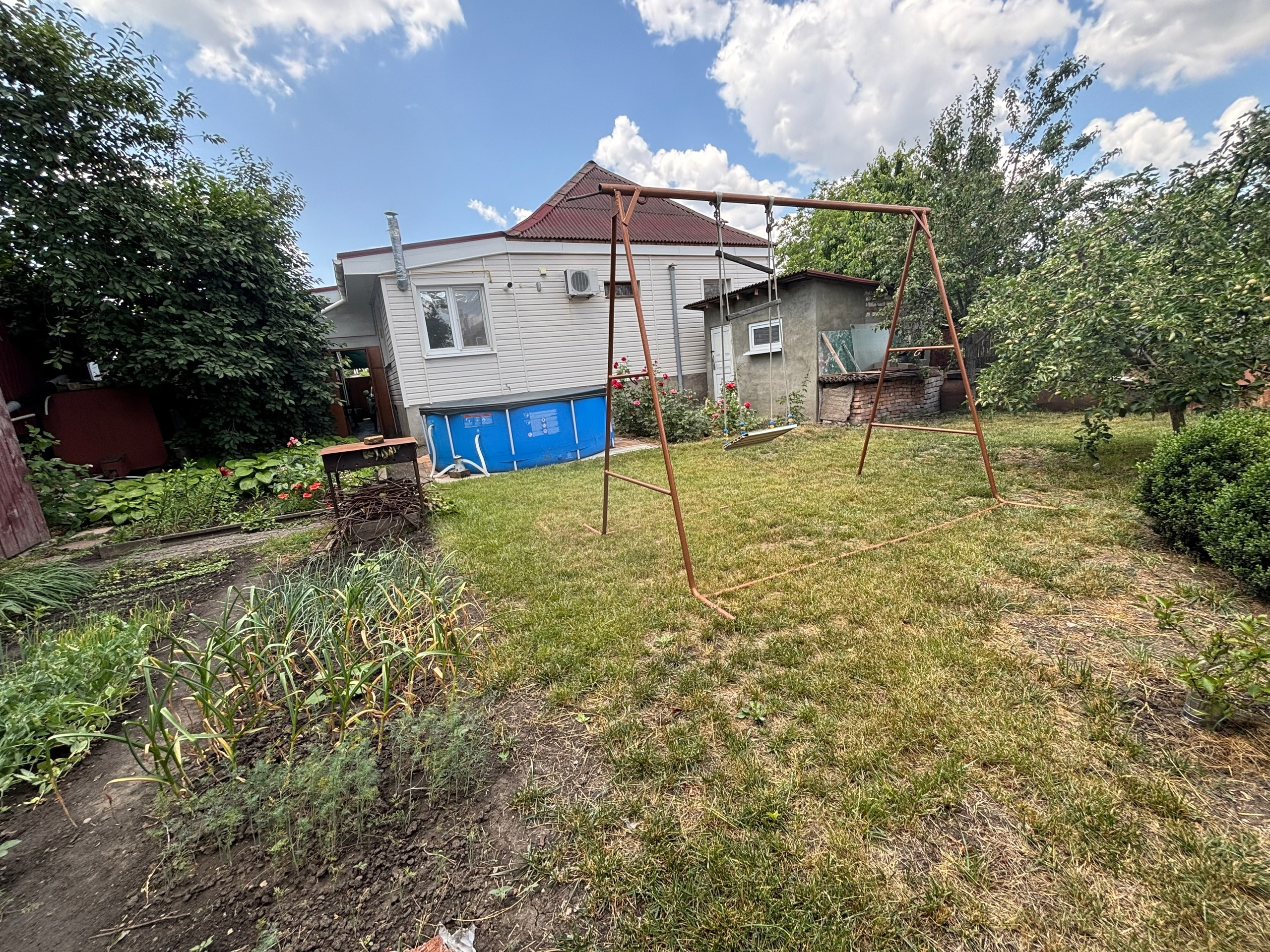 Продам дом (р-н кв. Якира) Аэродромный проезд. Общая площадь 77 кв м, высота потолков - 2,8 м, крыша - андулин (утеплена), дом шлаконаливной, облицован кирпичом, утеплен и обшит сайдингом, фундамент - фагот. 4 изолированных комнаты (15,8 кв м,10 кв м,9 кв м и 8 кв м), кухня-11 кв м, просторная прихожая - 10 к...