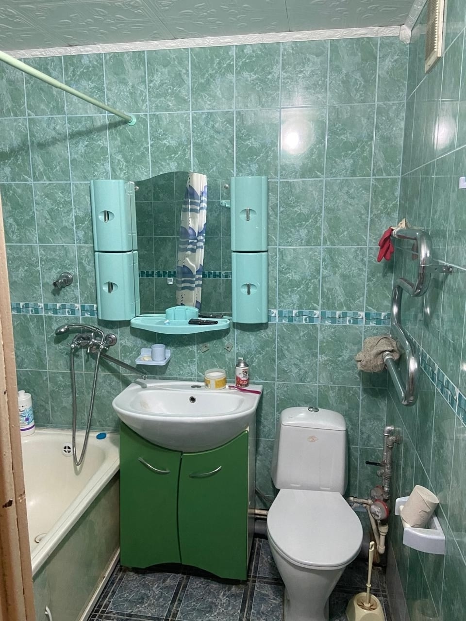 Сдам 1кк квартиру на долгий срок. Кв. Ватутина (восток) Жилая и чистая квартира, без тараканов и прочей живности. Рядом остановка/супермаркет. Цена 25 000 + залог и ку. АН +79598117365...